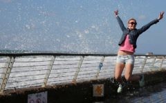 Une touriste russe au port de Tel Aviv, le 18 mars 2016. (Crédit : Yossi Zamir/Flash90)
