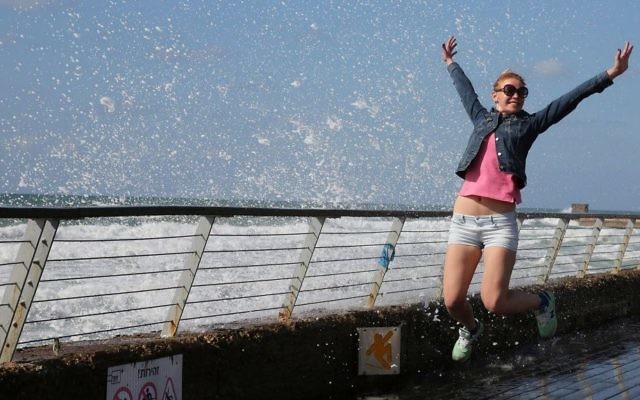 Une touriste russe au port de Tel Aviv, le 18 mars 2016. (Crédit : Yossi Zamir/Flash90)