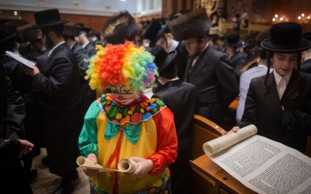 Hommes et enfants ultra-orthodoxes pendant la lecture du livre d'Esther, qui raconte l'histoire de la fête juive de Pourim, dans une yeshiva de Jérusalem, le 24 mars 2016. (Crédit : Yonatan Sindel/Flash90) Hommes et enfants ultra-orthodoxes pendant la lecture du livre d'Esther, qui raconte l'histoire de la fête juive de Pourim, dans une yeshiva de Jérusalem, le 24 mars 2016. (Crédit : Yonatan Sindel/Flash90)