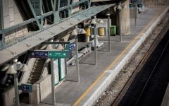 La gare de Hashalom dans le centre de Tel Aviv durant les réparations et les travaux de rénovation réalisés par la compagnie des chemins de fer d'Israël le 21 septembre 2016 (Crédit : Miriam Alster/Flash90)