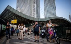 Des passagers attendent le bus à la gare Hashalom, au niveau des tours Azrieli, à Tel Aviv, le 22 septembre 2016. (Crédit : Miriam Alster/Flash90)