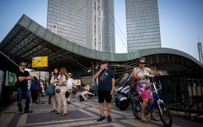 Des passagers attendent le bus à la gare Hashalom, au niveau des tours Azrieli, à Tel Aviv, le 22 septembre 2016. (Crédit : Miriam Alster/Flash90)