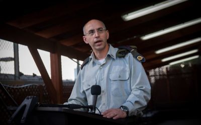 Le lieutenant colonel Nadav Weissman, le procureur du procès d'Elor Azaria, pendant une conférence de presse suite à la lecture du verdict, à la Kirya à Tel Aviv, le 4 janvier 2017. (Crédit : Miriam Alster/Flash90)