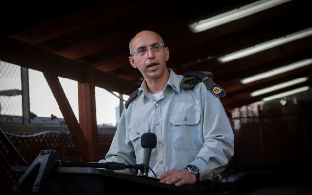 Le lieutenant colonel Nadav Weissman, le procureur du procès d'Elor Azaria, pendant une conférence de presse suite à la lecture du verdict, à la Kirya à Tel Aviv, le 4 janvier 2017. (Crédit : Miriam Alster/Flash90) Le lieutenant colonel Nadav Weissman, le procureur du procès d'Elor Azaria, pendant une conférence de presse suite à la lecture du verdict, à la Kirya à Tel Aviv, le 4 janvier 2017. (Crédit : Miriam Alster/Flash90)