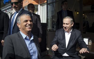 Pause déjeuner pour le Premier ministre Benjamin Netanyahu et son ministre des Finances Moshe Kahlon chez Hummus Ben Sira, dans le centre de Jérusalem, le 8 février 2017. (Crédit : Noam Revkin Fenton/Flash90)