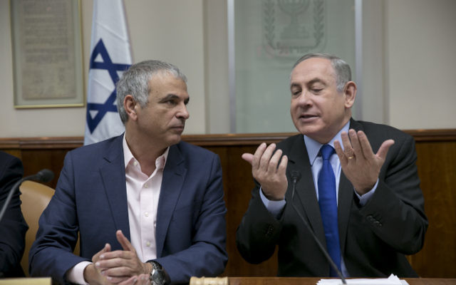 Le Premier ministre Benjamin Netanyahu et son ministre des Finances Moshe Kahlon pendant la réunion hebdomadaire du cabinet, à Jérusalem, le 19 février 2017. (Crédit : Olivier Fitoussi/Pool) Le Premier ministre Benjamin Netanyahu et son ministre des Finances Moshe Kahlon pendant la réunion hebdomadaire du cabinet, à Jérusalem, le 19 février 2017. (Crédit : Olivier Fitoussi/Pool)