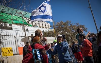 Des résidents évacués de l’avant-poste israélien d’Amona manifestent devant le bureau du Premier ministre à Jérusalem, le 19 février 2017. (Crédit : Yonatan Sindel/Flash90)