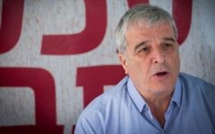 Avi Roeh, qui dirige le Conseil de Yesha, pendant une conférence de presse de Jérusalem, le 2 mars 2017. (Crédit : Yonatan Sindel/Flash90)