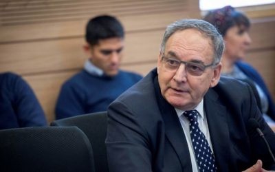 Zeev Rotstein, directeur exécutif du centre médical Hadassah Ein Kerem devant la commission du Travail, des Affaires sociales et de la Santé de la Knesset pour expliquer la crise de son unité d'oncopédiatrie, le 7 mars 2017. (Crédit : Yonatan Sindel/Flash90)