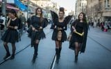 Israéliennes déguisées pour la fête de Pourim sur la route de Jaffa de Jérusalem, le 8 mars 2017. (Crédit : Hadas Parush/Flash90)