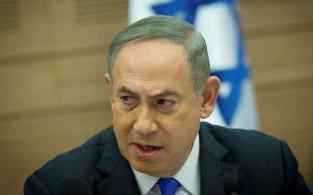 Le Premier ministre Benjamin Netanyahu lors d'une réunion de la Commission des Affaires étrangères et de la Défense, le 8 mars 2017 (Crédit : Yonatan Sindel/Flash90) Le Premier ministre Benjamin Netanyahu lors d'une réunion de la Commission des Affaires étrangères et de la Défense, le 8 mars 2017 (Crédit : Yonatan Sindel/Flash90)