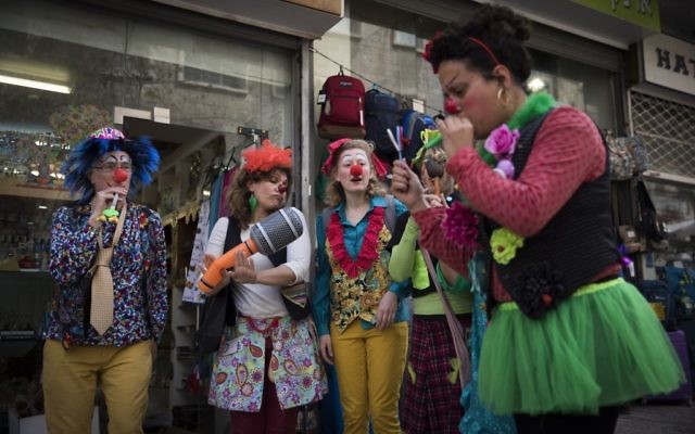 Israéliens déguisés à Jérusalem pour la fête juive de Pourim, le 10 mars 2017. (Crédit : Yonatan Sindel/Flash90) Israéliens déguisés à Jérusalem pour la fête juive de Pourim, le 10 mars 2017. (Crédit : Yonatan Sindel/Flash90)