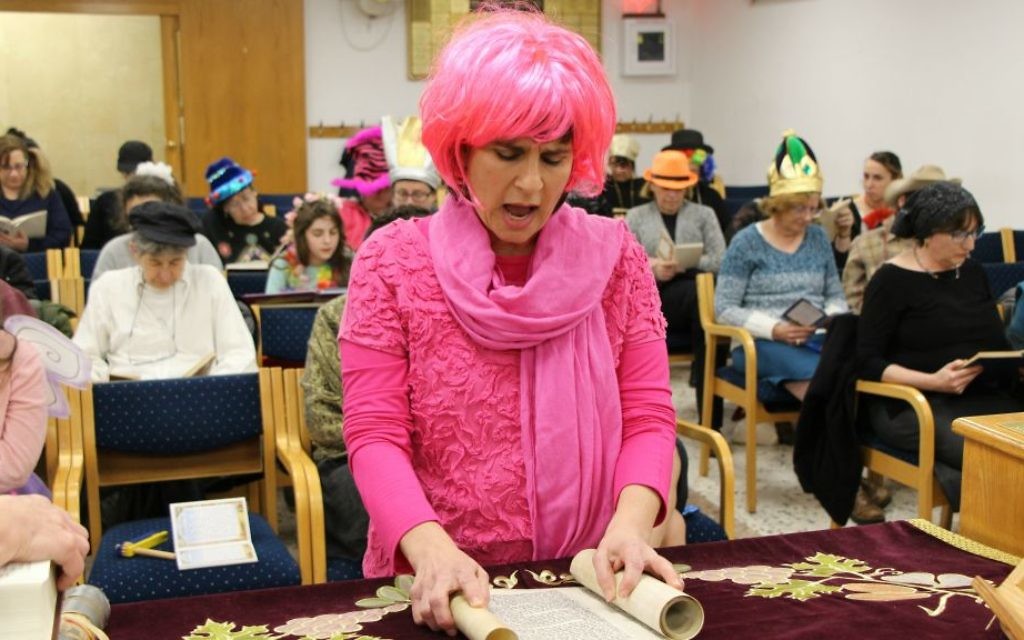 Une femme orthodoxe lit le Livre d'Esther pour la fête juive de Pourim dans la synagogue d'Efrat, le 11 mars 2017. (Crédit : Gershon Elinson/Flash90)