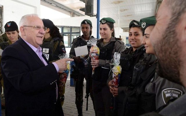 Le président Reuven Rivlin donne des colis de Pourim (Mishloach Manot) aux forces de sécurité israéliennes du checkpoint d'Ofer, le 12 mars 2017. (Crédit : Mark Neyman/GPO) Le président Reuven Rivlin donne des colis de Pourim (Mishloach Manot) aux forces de sécurité israéliennes du checkpoint d'Ofer, le 12 mars 2017. (Crédit : Mark Neyman/GPO)