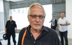 Le journaliste Yigal Sarna à son arrivée à la cour des magistrats de Tel Aviv où il est poursuivi en diffamation par le Premier ministre Benjamin Netanyahu et son épouse Sara, le 14 mars 2017. (Crédit : Robi Castro/Pool/Flash90)