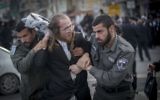 Manifestation de Juifs ultra-orthodoxes protestant contre l'arrestation d'un étudiant de yeshiva qui a refusé de se présenter au bureau de recrutement de l'armée, à Jérusalem, le 15 mars 2017. (Crédit : Yonatan Sindel/Flash90)