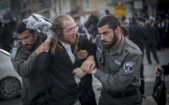 Manifestation de Juifs ultra-orthodoxes protestant contre l'arrestation d'un étudiant de yeshiva qui a refusé de se présenter au bureau de recrutement de l'armée, à Jérusalem, le 15 mars 2017. (Crédit : Yonatan Sindel/Flash90)