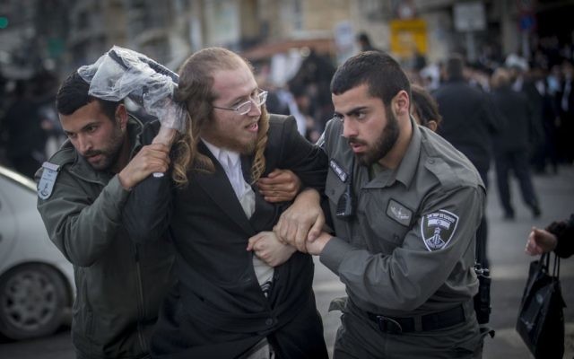 Manifestation de Juifs ultra-orthodoxes protestant contre l'arrestation d'un étudiant de yeshiva qui a refusé de se présenter au bureau de recrutement de l'armée, à Jérusalem, le 15 mars 2017. (Crédit : Yonatan Sindel/Flash90) Manifestation de Juifs ultra-orthodoxes protestant contre l'arrestation d'un étudiant de yeshiva qui a refusé de se présenter au bureau de recrutement de l'armée, à Jérusalem, le 15 mars 2017. (Crédit : Yonatan Sindel/Flash90)