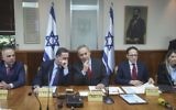 Le Premier ministre Benjamin Netanyahu lors de la réunion ministérielle hebdomadaire à son bureau à Jérusalem, le 16 mars 2017 (Crédit : Marc Israël Sellem / POOL)