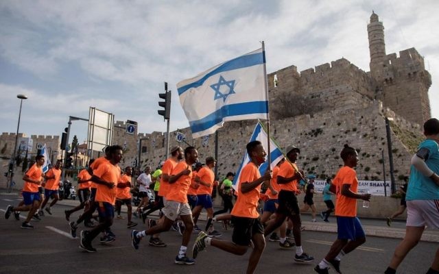 Des milliers de coureurs participant au Marathon international de Jérusalem 2017 le 17 mars 2017 (Crédit : Yonatan Sindel / Flash90)