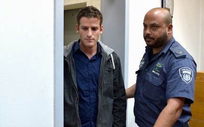 Yair Katz, à gauche, fils du ministre des Affaires sociales du Likud Haim Katz, devant la cour de Rishon Lezion, le 22 mars 2017. (Crédit : Flash90)