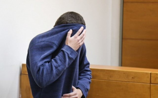 L'adolescent juif israélo-américain qui a été accusé d'avoir lancé des dizaines d'alertes à la bombe antisémites aux Etats-Unis et ailleurs, au tribunal de Rishon Lezion, le 23 mars 2017. (Crédit : Flash90) L'adolescent juif israélo-américain qui a été accusé d'avoir lancé des dizaines d'alertes à la bombe antisémites aux Etats-Unis et ailleurs, au tribunal de Rishon Lezion, le 23 mars 2017. (Crédit : Flash90)