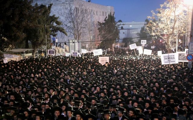 Manifestation de Juifs ultra-orthodoxes contre le service militaire, dans le centre de Jérusalem, le 28 mars 2017. (Crédit : Yonatan Sindel/Flash90)