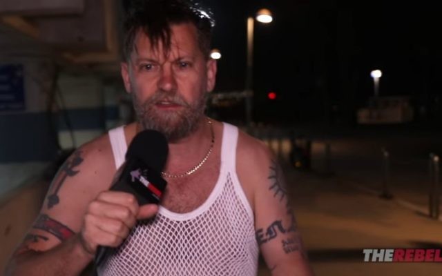 Gavin McInnes à Tel Aviv, en mars2017 (Crédit : capture d'écran YouTube)