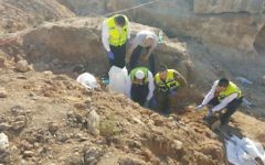Les équipes de secours de ZAKA découvrent les restes de soldats dans le village de Jérusalem-Est de Sur Baher le 9 mars 2017 (Crédit: Nati Shapiro, équipes de secours de ZAKA)