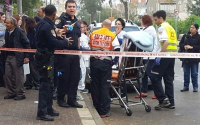 Scène d'une attaque contre une infirmière à Holon, le 14 mars 2017. (Crédit : Magen David Adom)