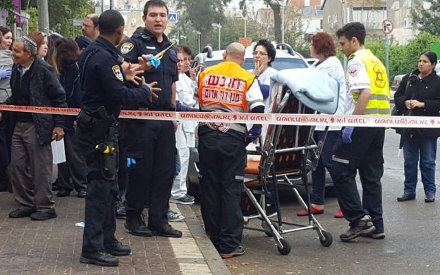 Scène d'une attaque contre une infirmière à Holon, le 14 mars 2017. (Crédit : Magen David Adom)