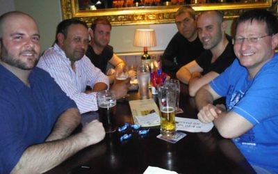 Des Israéliens fêtent Pourim dans un pub irlandais : De gauche à droite,  Elad Michaely, Itamar Sinai, Michael Dulberg, Arik Warshager, Mattan Lass et Oren Shpigel. Sinai et Warshager vivent en Irlande depuis respectivement 17 et 14 ans et conseillent les nouveaux arrivants (Crédit :  Michael Riordan/Times of Israel)