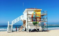 Une vue du poste de sauvetage transformé en hôtel pop-up à Tel Aviv, qui ouvrira ses portes pour dix jours seulement au mois de mars (Crédit : Jessica Steinberg/Times of Israel)