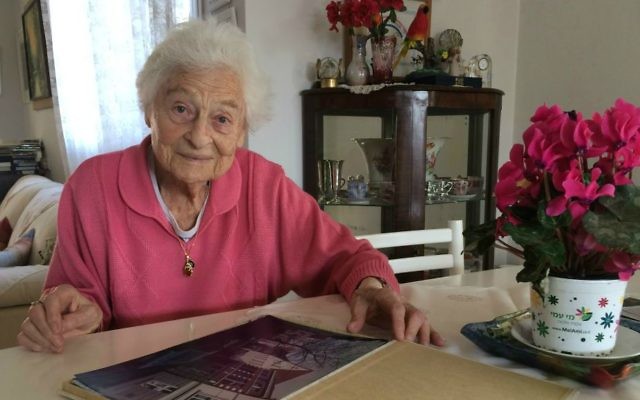 Karla Raveh à son domicile de Kiryat Tiv'on, en Israël , le 21 février 2017 (Crédit : Renee Ghert-Zand/TOI)