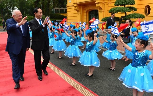 Le président Reuven Rivlin, à gauche, avec son homologue vietnamien Tran Dai Quang, au palais présidentiel de Hanoi, le 20 mars 2017. (Crédit : Mark Neiman/GPO)