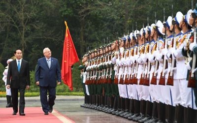 Le président Reuven Rivlin, à droite, avec son homologue vietnamien Tran Dai Quang, au palais présidentiel de Hanoi, le 20 mars 2017. (Crédit : Mark Neiman/GPO)