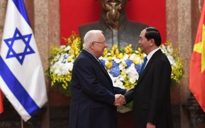 Le président Reuven Rivlin, à gauche, avec son homologue vietnamien Tran Dai Quang, au palais présidentiel de Hanoi, le 20 mars 2017. (Crédit : Mark Neiman/GPO)