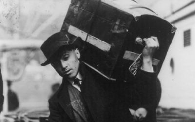 Un immigrant polonais avec sa malle (Crédit : Galveston Historical Foundation)