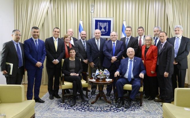 Le président Reuven Rivlin avec les diplomates israéliens déployés en Amérique du Nord, à Jérusalem, le 28 février 2017. (Crédit : Mark Neiman/GPO)