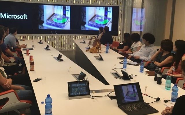 Des stagiaires du Programme de stages palestiniens (PIP) lors d'une visite au centre de recherche et développement de Microsoft à Herzliya le 20 juillet 2016 (Crédit : Autorisation)