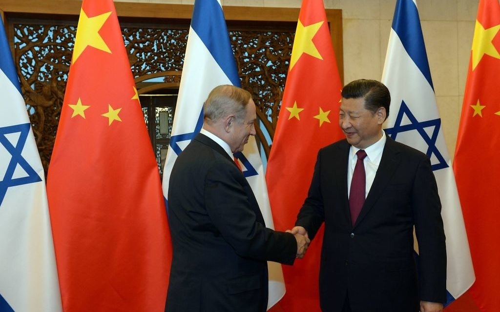 Le Premier ministre Benjamin Netanyahu avec le président chinois Xi Jinping, à Pékin, le 21 mars 2017. (Crédit : Haim Zach/GPO) Le Premier ministre Benjamin Netanyahu avec le président chinois Xi Jinping, à Pékin, le 21 mars 2017. (Crédit : Haim Zach/GPO)