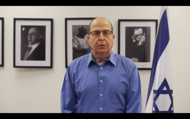 Moshe Yaalon dans son bureau de Tel Aviv, le 28 février 2017. (Crédit : capture d'écran YouTube)