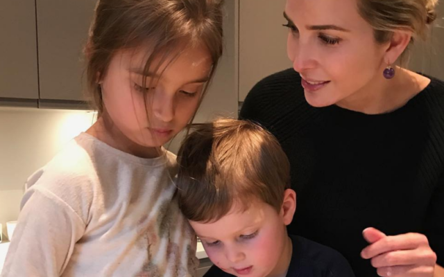 Ivanka Trump et ses enfants préparent les biscuits traditionnels de Pourim, le 9 mars 2017. (Crédit : Twitter) Ivanka Trump et ses enfants préparent les biscuits traditionnels de Pourim, le 9 mars 2017. (Crédit : Twitter)