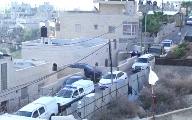 Opération de police au domicile d'un terroriste de Jérusalem Est, à Jabel Mukaber, qui a poignardé deux garde-frontières, le 13 mars 2017. (Crédit : capture d'écran Police israélienne)