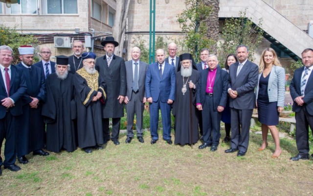 Jason Greenblatt (centre en gris), l'envoyé spécial de l'administration américaine pour les négociations internationales, avec les membres du Conseil des Institutions religieuses en Terre Sainte, lors d'une réunion au consulat-général de Jérusalem, le 16 mars 2017 (Autorisation ambassade américaine de Tel Aviv)