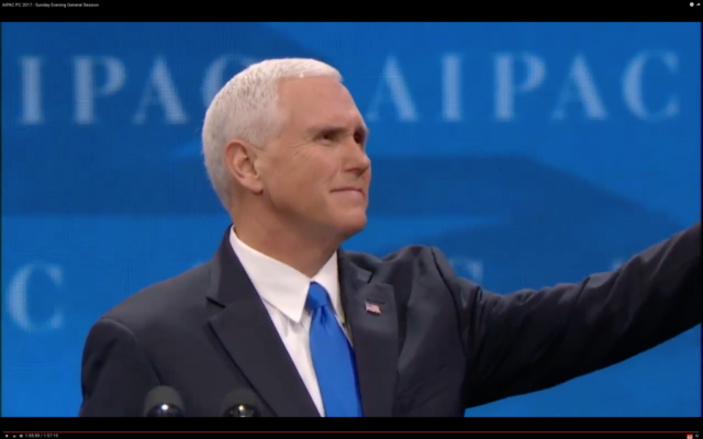 Le vice-président Mike Pence salue la foule après son discours prononcé devant la conférence annuelle de l'AIPAC à Washington DC, le 26 mars 2017 (Capture d'écran : AIPAC ) Le vice-président Mike Pence salue la foule après son discours prononcé devant la conférence annuelle de l'AIPAC à Washington DC, le 26 mars 2017 (Capture d'écran : AIPAC )