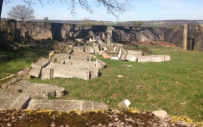 Les tombes vandalisées au cimetière juif de Waldwisse, le 30 mars 2017 (Crédit : Twitter via JTA)