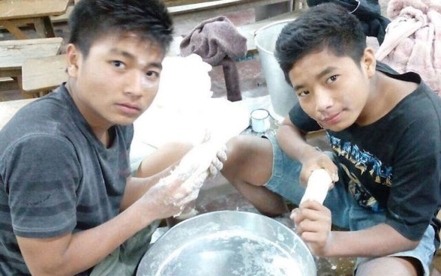 Les Juifs Indiens de la communauté Bnei Menashe à Churachandpur en train de préparer son matza pour Pessah, en Inde, le 30 mars 2017 (Crédit : Autorisation Shavei Israël) Les Juifs Indiens de la communauté Bnei Menashe à Churachandpur en train de préparer son matza pour Pessah, en Inde, le 30 mars 2017 (Crédit : Autorisation Shavei Israël)