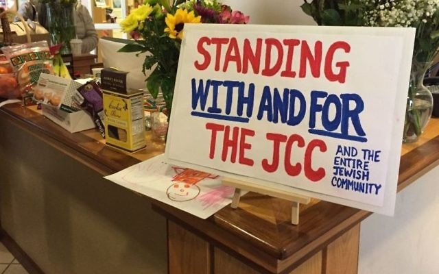 Des panneaux, des fleurs et de la nourriture donnés au centre communautaire juif d'Asheville, en Caroline du Nord, par les membres de l'église locale après l'alerte à la bombe contre le centre survenue le 2 mars 2017. (Crédit : Tami Gross) Des panneaux, des fleurs et de la nourriture donnés au centre communautaire juif d'Asheville, en Caroline du Nord, par les membres de l'église locale après l'alerte à la bombe contre le centre survenue le 2 mars 2017. (Crédit : Tami Gross)