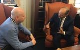 Le ministre de l'Education Naftali Bennett, à droite, et l'envoyé spécial du président Donald Trump pour les négociations internationales, Jason Greenblatt, à Washington, le 26 mars 2017. (Crédit : autorisation)